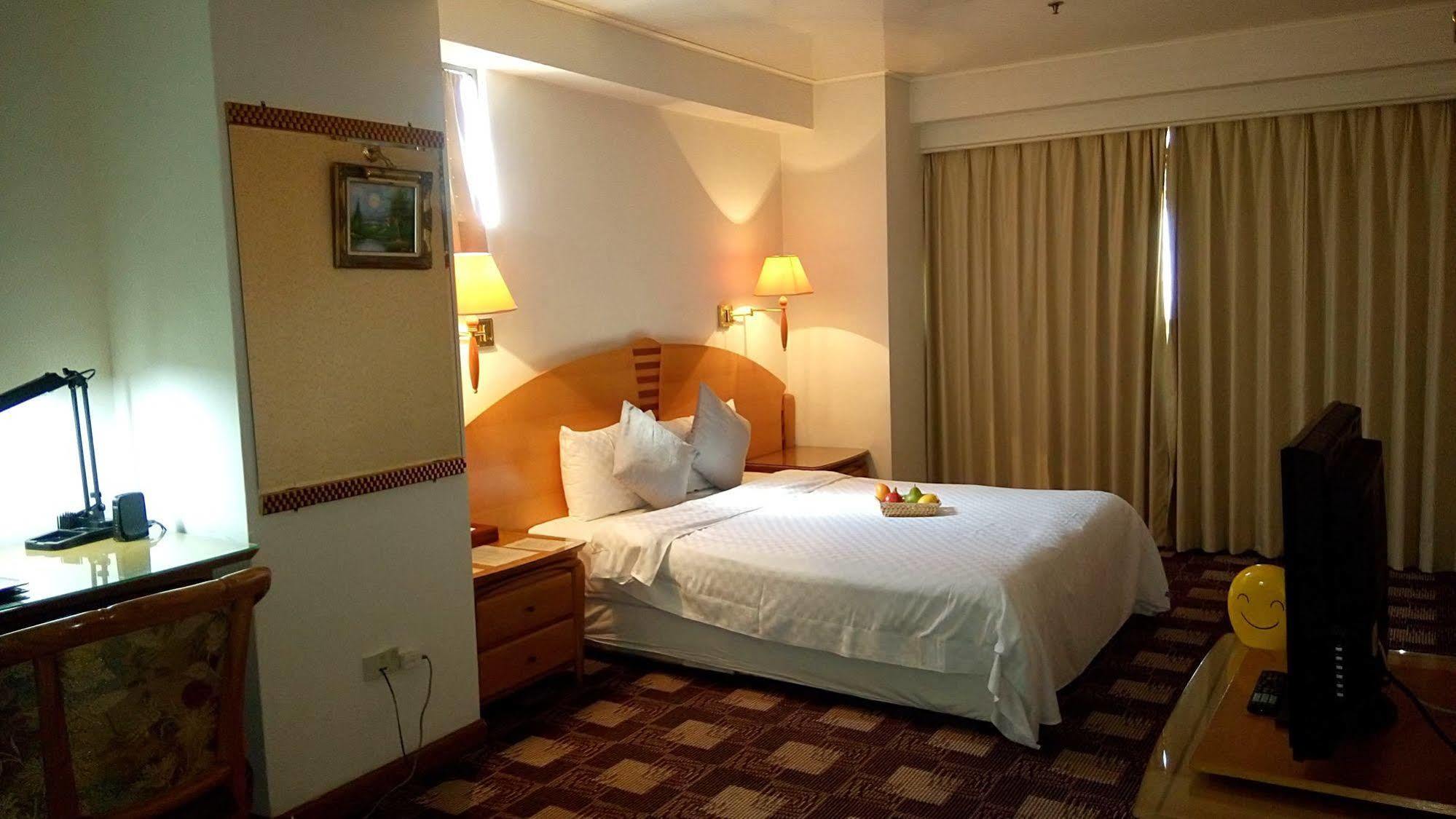 Berkeley Business Hotel Zhongzheng Синьчжу Экстерьер фото