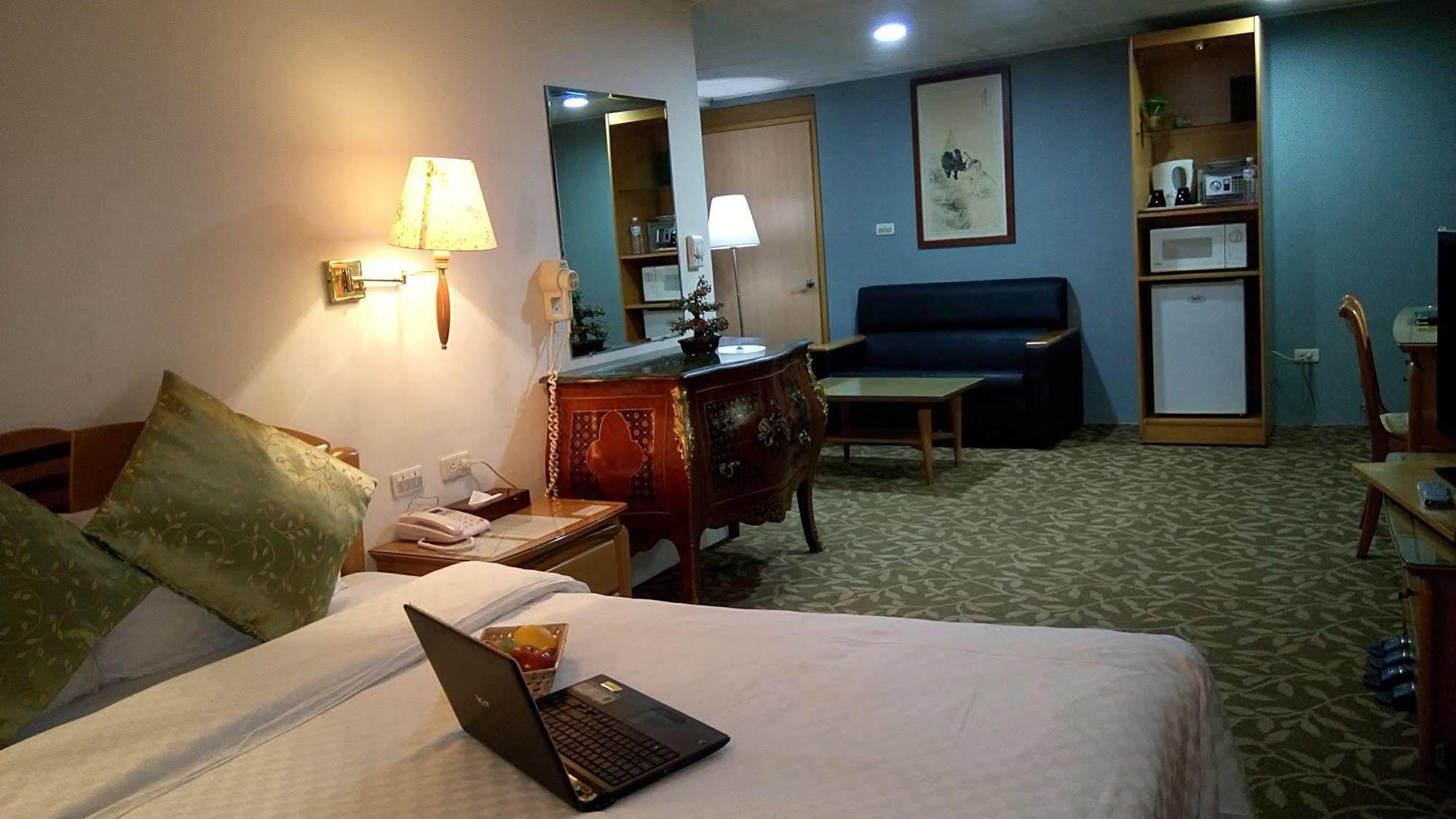 Berkeley Business Hotel Zhongzheng Синьчжу Экстерьер фото