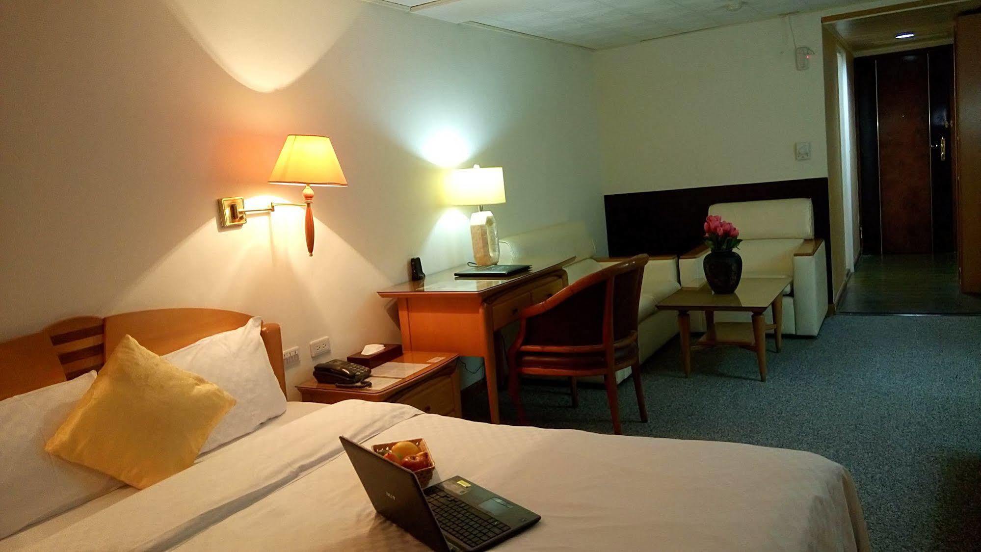 Berkeley Business Hotel Zhongzheng Синьчжу Экстерьер фото