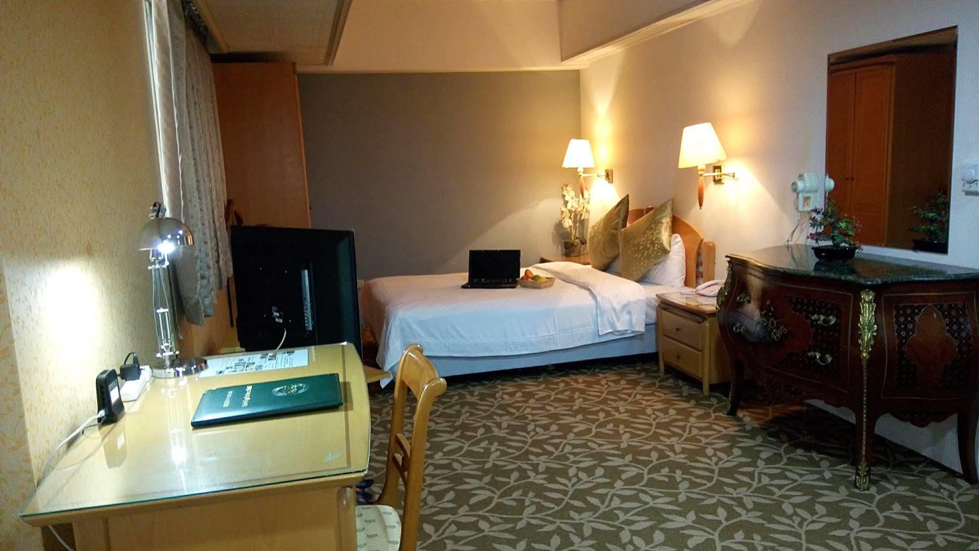 Berkeley Business Hotel Zhongzheng Синьчжу Экстерьер фото